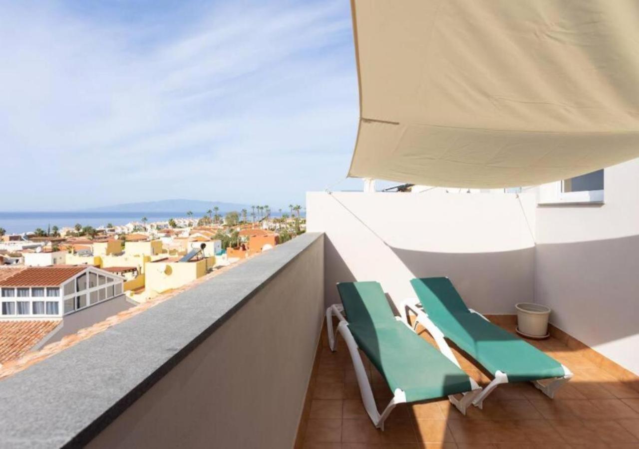 Townhouse With Pool And Sea View In Hébergement de vacances *
