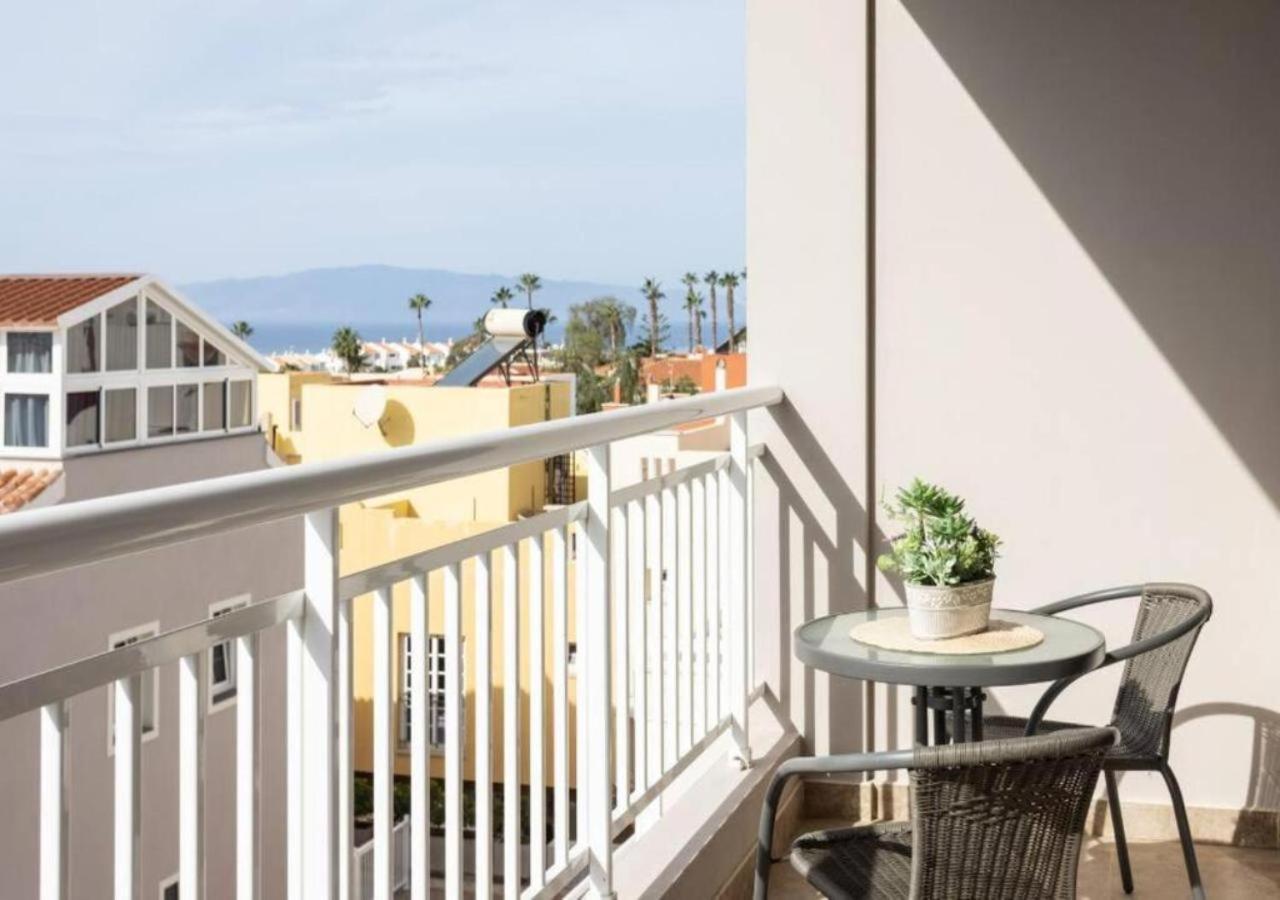 Townhouse With Pool And Sea View In Hébergement de vacances