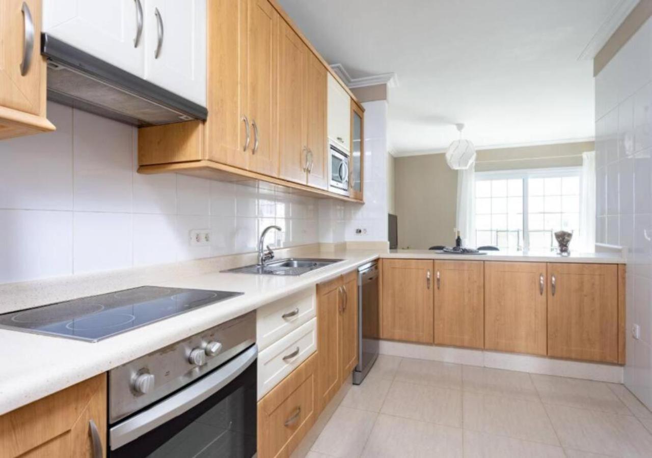 Hébergement de vacances Townhouse With Pool And Sea View In