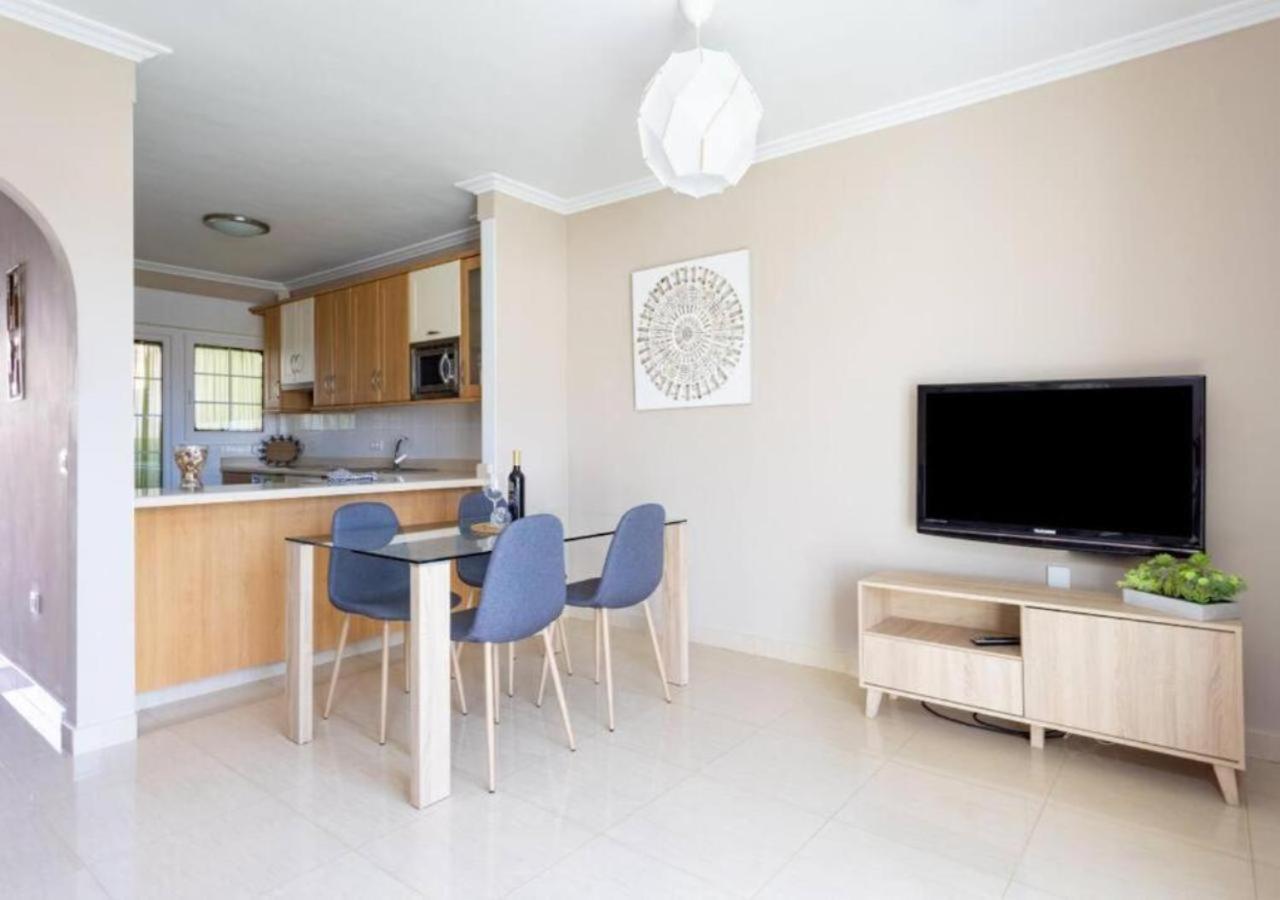 Townhouse With Pool And Sea View In Hébergement de vacances *