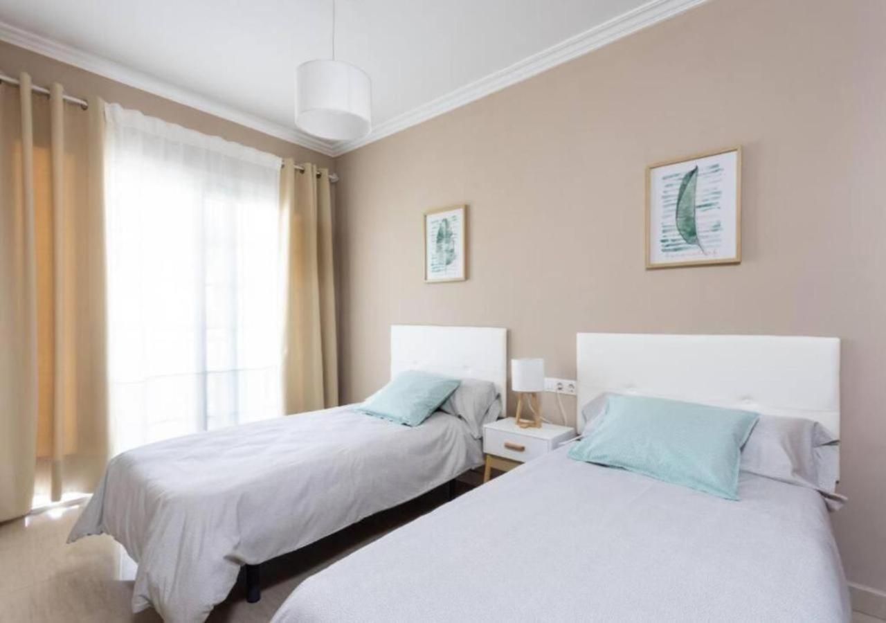 Hébergement de vacances Townhouse With Pool And Sea View In *