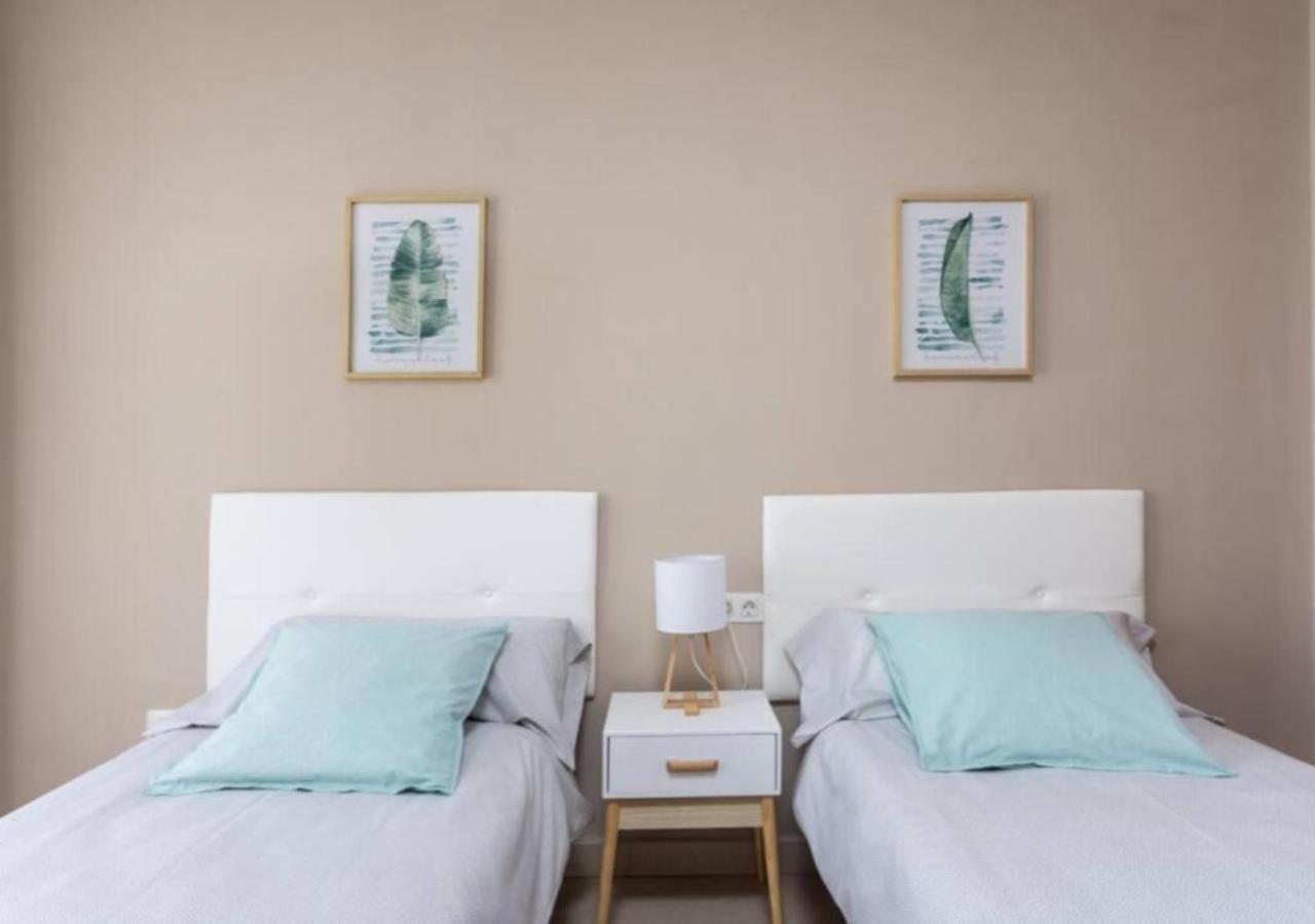 Hébergement de vacances Townhouse With Pool And Sea View In *