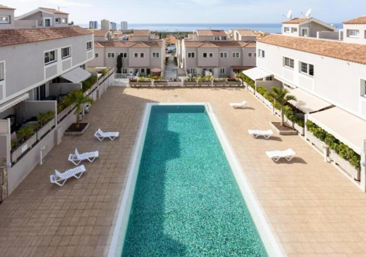 Townhouse With Pool And Sea View In Hébergement de vacances *