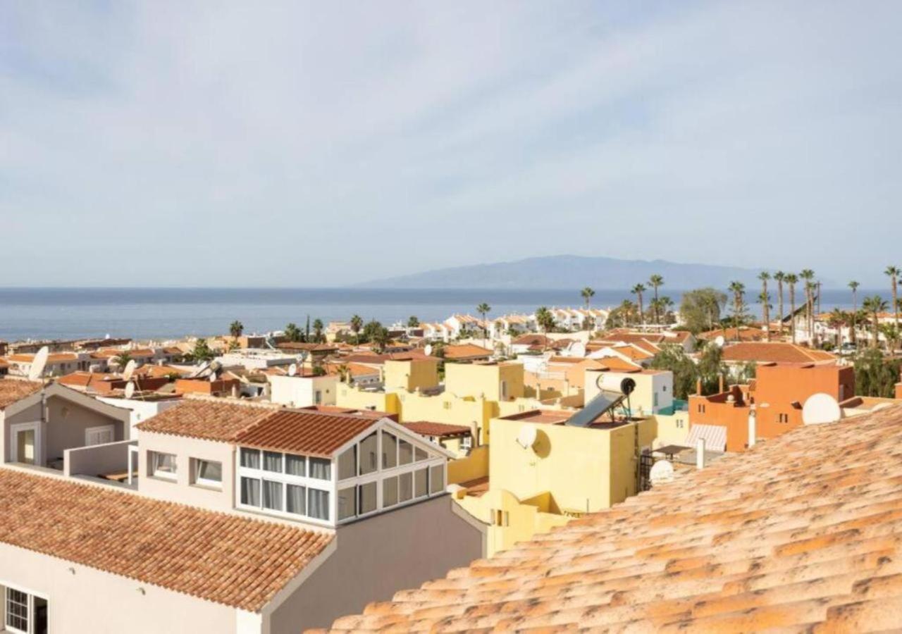 Townhouse With Pool And Sea View In Callao Salvaje